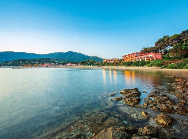 Na fotografii je vidět objekt Hotel Del Golfo nacházející se ve městě Procchio.