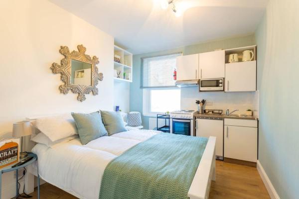 Chic Studio Flat in West Kilburn near Queen's Park, London