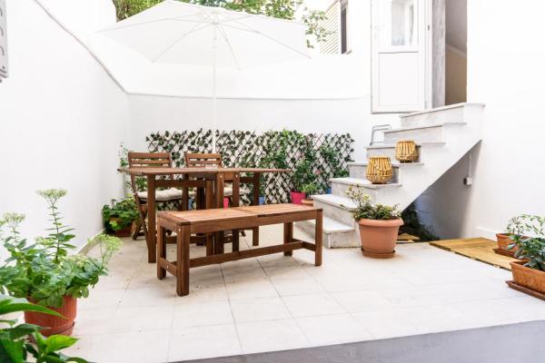 Dimitra's cosy studio in old town with backyard, Saloniki