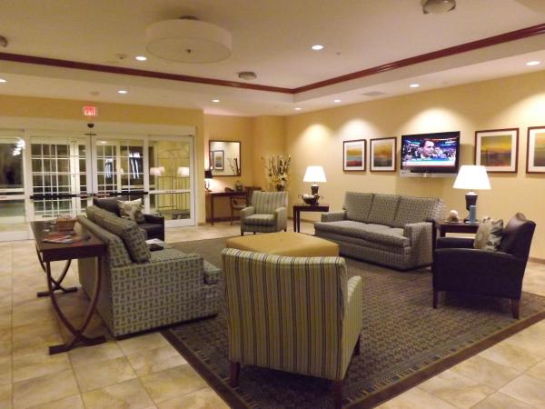 Na fotografii je vidět objekt Candlewood Suites Fredericksburg by IHG nacházející se ve městě Spotsylvania.