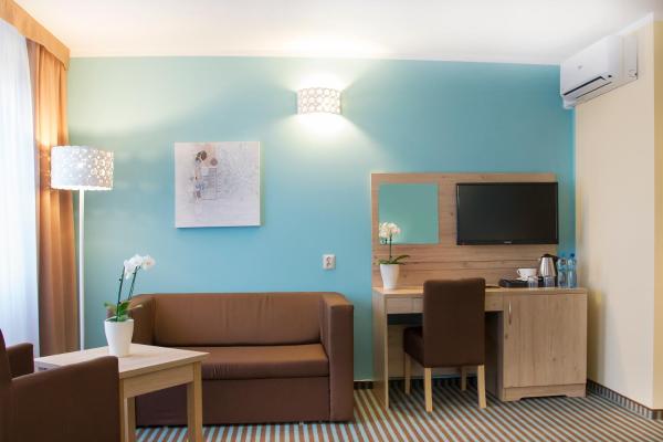 Na zdjęciu widoczny jest obiekt Hotel Amelia położony w mieście Leszyce.