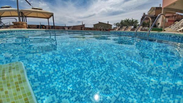 A la foto es mostra l'objecte Hotel Meridiana situat a la ciutat de Arbus.