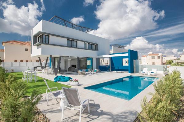 A la foto es mostra l'objecte Colour Residences situat a la ciutat de Protaras.