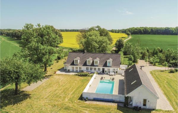 A la foto es mostra l'objecte Seven-Bedroom Holiday Home In Orbak situat a la ciutat de Gislev.