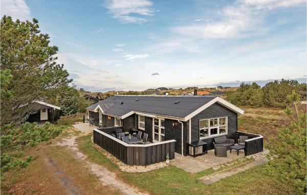 På billedet ses objektet Three-Bedroom Holiday Home In Henne beliggende i byen Henne Strand.