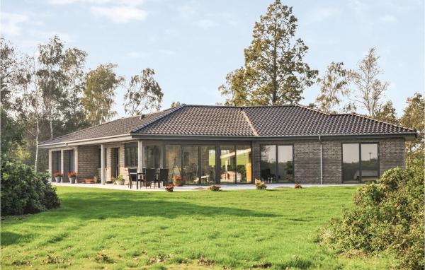 Nella foto è visibile l'oggetto Four-Bedroom Holiday Home In Hesselager situato nella città di Ellerup.