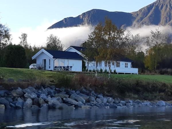 Nella foto è visibile l'oggetto feriehus ved sjøen situato nella città di Fiksdal.