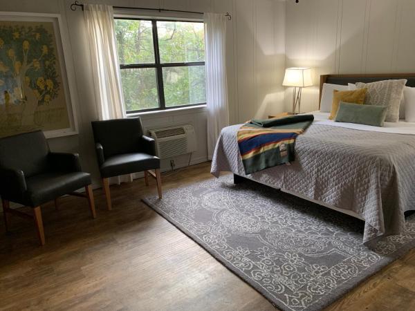 Na zdjęciu widoczny jest obiekt Loblolly Pines Adventure Cabin 2 King położony w mieście Eureka Springs.