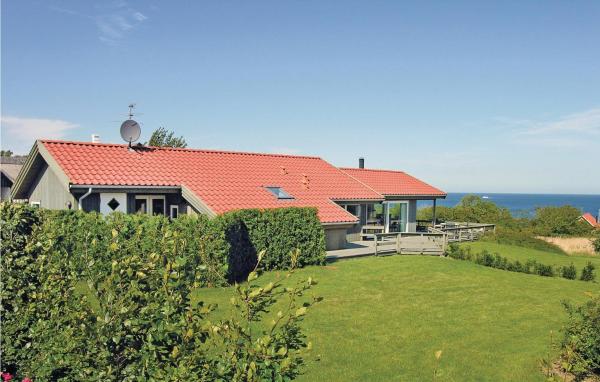 På billedet ses objektet Four-Bedroom Holiday Home In Allinge beliggende i byen Allinge.