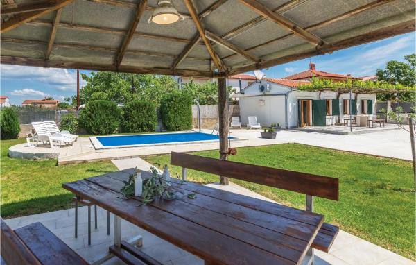 A la foto es mostra l'objecte Lovely Home In Pula With Kitchen situat a la ciutat de Pula.