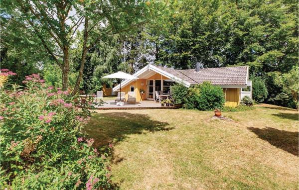 Na zdjęciu widoczny jest obiekt Holiday Home Enøvej Rude I położony w mieście Rude.