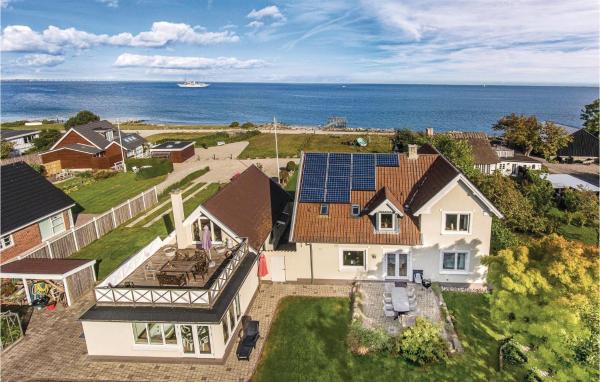På billedet ses objektet Holiday Home Kystvej Frørup Xii beliggende i byen Tårup.
