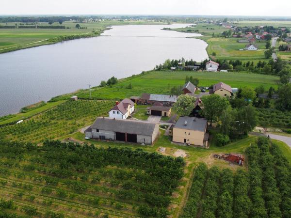 Na fotografii je vidět objekt Owocowy Raj Nad Zalewem nacházející se ve městě Rychwał.