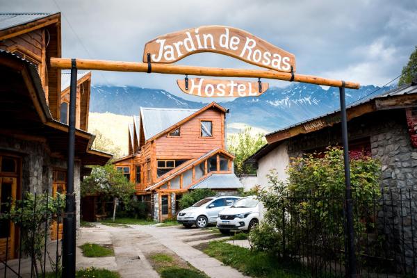 Na zdjęciu widoczny jest obiekt Jardín de Rosas Hostel położony w mieście El Bolsón.