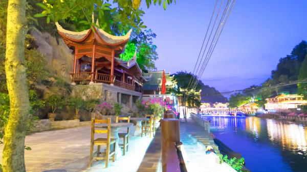 A la foto es mostra l'objecte Fenghuang Tujia Ethnic Minority River View Hotel situat a la ciutat de Mayang.
