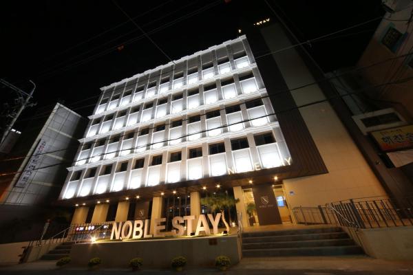 Na foto é possível ver o objeto Hotel Noblestay localizado na cidade de Daegu.