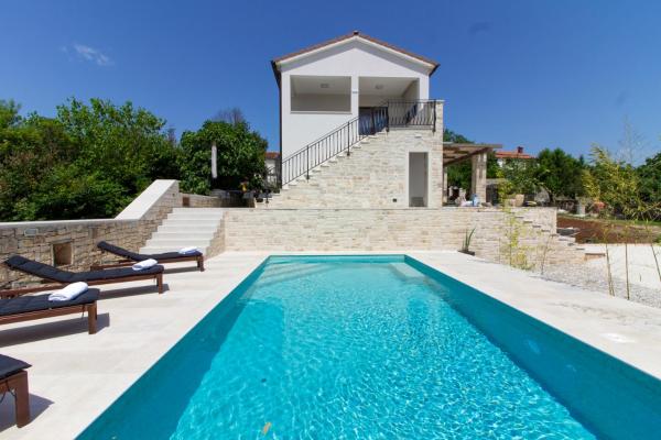 Na zdjęciu widoczny jest obiekt Beautiful villa Irma with private pool near Rovinj położony w mieście Golaš.