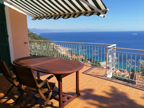 Na zdjęciu widoczny jest obiekt Villa Giò - Terrazza nel Blu położony w mieście Bergeggi.