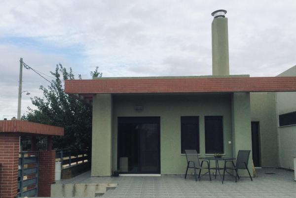 Na fotografii je vidět objekt green guesthouse nacházející se ve městě Komotiní.