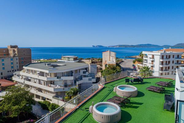 写真にはアルゲーロ市にあるHotel Villa Pirasが写っています。