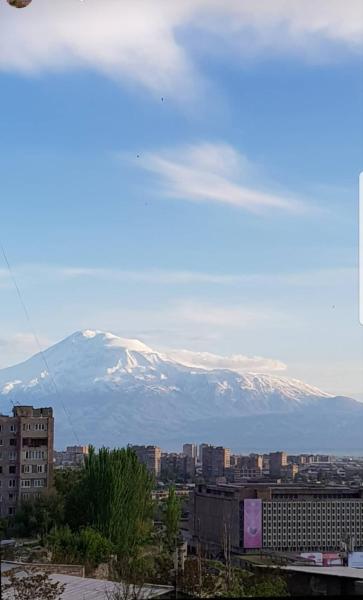 Na foto é possível ver o objeto Stylish City Center Studio localizado na cidade de Yerevan.
