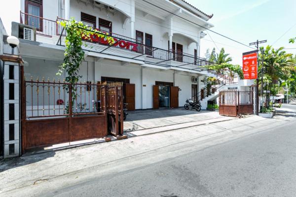 A la foto es mostra l'objecte RedDoorz near Puro Mangkunegaran situat a la ciutat de Solo.