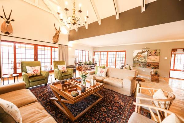 Na fotografii je vidět objekt Royal Karoo Safari Lodge nacházející se ve městě Steytlerville.