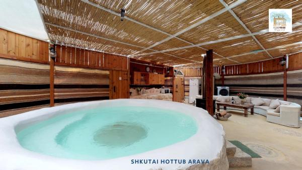 照片显示了位于Ẕofar市的Shkutai Hottub Arava物件。