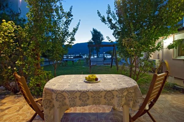 Na fotografii je vidět objekt Villa Elli 2 Beach-front villa with garden nacházející se ve městě Itea.