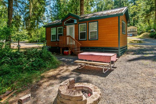 Na zdjęciu widoczny jest obiekt Chehalis Camping Resort Cottage 5 położony w mieście Toledo.