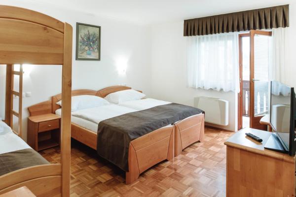 Čtyřlůžkový pokoj s vlastní koupelnou — 19 m² - Rooms Reaktiv
