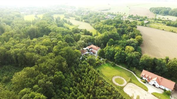 Auf dem Foto ist das Objekt Rancho Ślężański Młyn in der Stadt Szczepanów zu sehen.