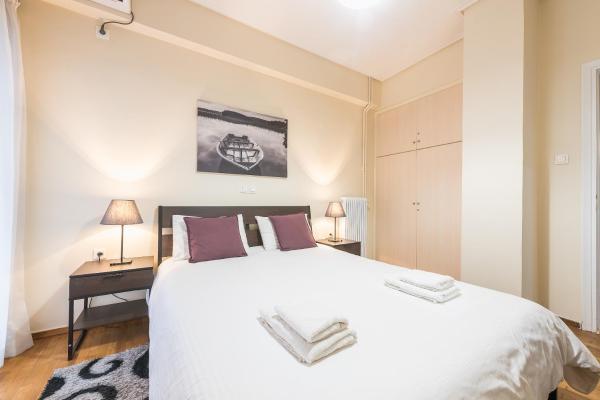 A la foto es mostra l'objecte Stylish Athens Apt 10 Minute Walk to Acropolis Museum & Metro situat a la ciutat de Atenes.