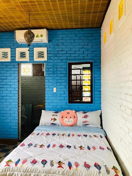The photo shows the Golden Lantern Tam Thanh Homestay located in the city of Phú Khê (2).