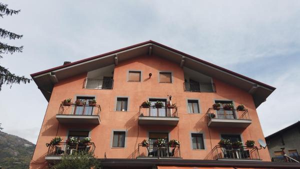 På billedet ses objektet Hotel Cristina beliggende i byen Verrayes.