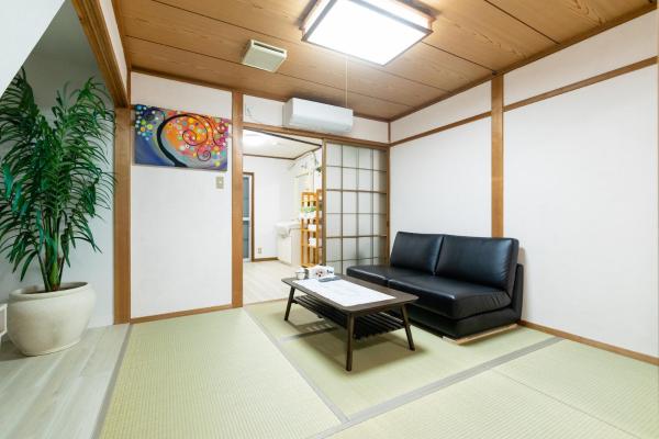 A la foto es mostra l'objecte Apollo Juso situat a la ciutat de Osaka.