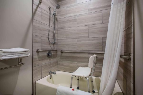 Rom med king-size-seng, tilrettelagt for bevegelseshemmede/røykfritt — 28 m² - Super 8 by Wyndham St. Louis North