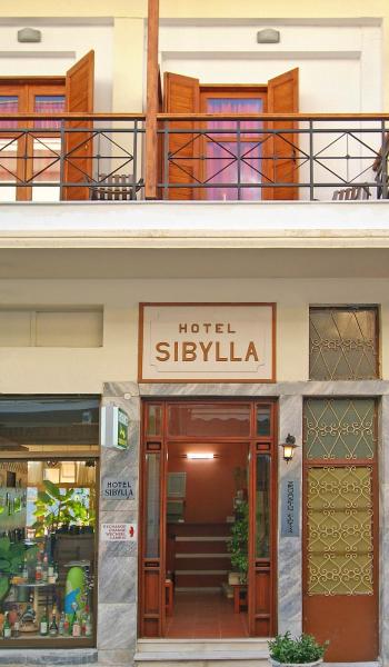 A la foto es mostra l'objecte Sibylla Hotel situat a la ciutat de Dhesfína.