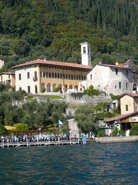 På bilden syns objektet Castello Oldofredi som ligger i staden Monte Isola.