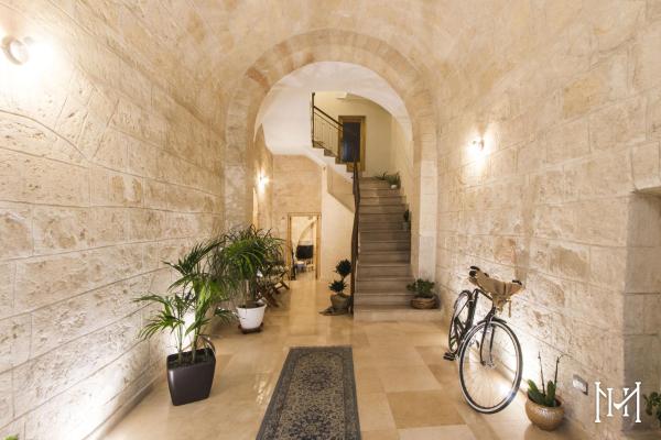 A la foto es mostra l'objecte Mulberry House situat a la ciutat de Trani.