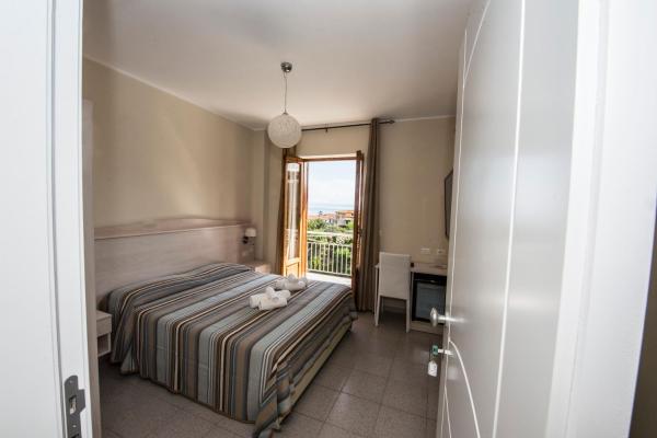 Na fotografii je vidět objekt Donna Rosa Accommodation nacházející se ve městě Tropea.