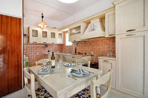 A la foto es mostra l'objecte 3BR Corfu town suburbs apartment situat a la ciutat de Alepou.