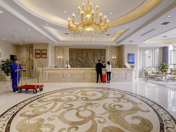 A la foto es mostra l'objecte Vienna Hotel (Nanchang county ChengbiLakes Station) situat a la ciutat de Xiaolancun.
