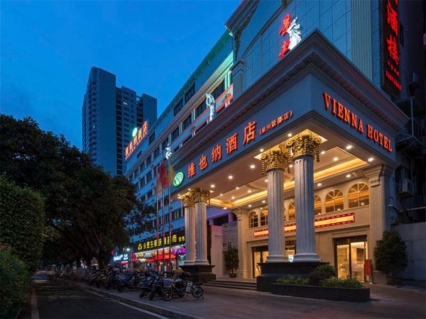 Na fotografii je vidět objekt Vienna Hotel (Quanzhou Bus Station) nacházející se ve městě Donghai.
