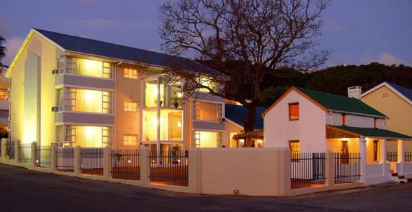 Na fotografii je vidět objekt The Russel Hotel nacházející se ve městě Knysna.
