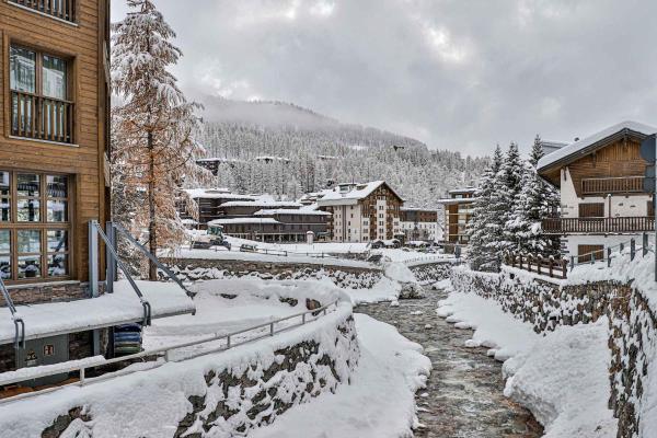 写真にはブレウイル・チェルヴィナイア市にあるCervinia Apartmentが写っています。