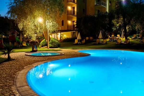 Na fotografii je vidět objekt Eco Hotel Benacus nacházející se ve městě Malcesine.