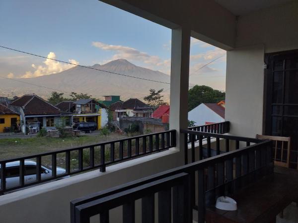 Nella foto è visibile l'oggetto Homestay Penny A situato nella città di Batu.
