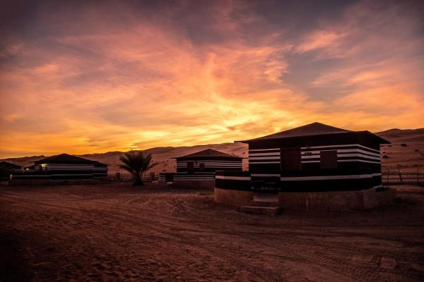 Na zdjęciu widoczny jest obiekt Arabian Oryx Camp położony w mieście Shāhiq.