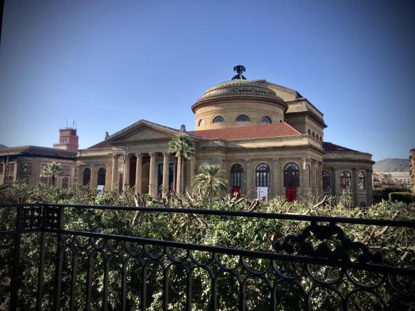 Na fotografii je vidět objekt Porta Maqueda nacházející se ve městě Palermo.